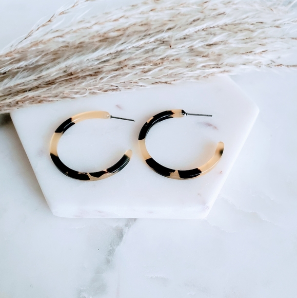 !!5 for $25 Tortoise Print Acrylic C Hoop Earrings - Picture 3 of 5